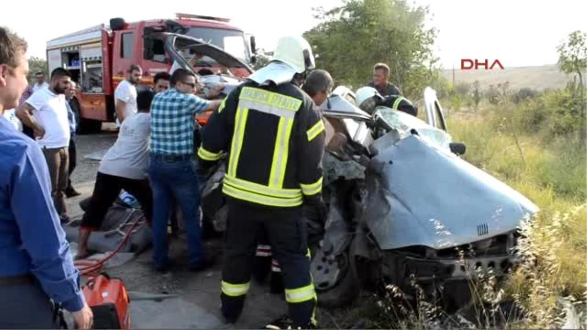 Manisa İki Otomobil Karşılıklı Çarpıştı: 3 Ölü 4 Yaralı