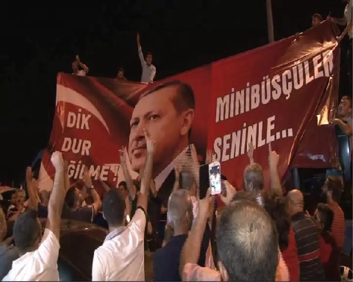 Minibüsçülerden 15 Temmuz Şehitler Köprüsü\'nde Darbe Girişimi Protestosu