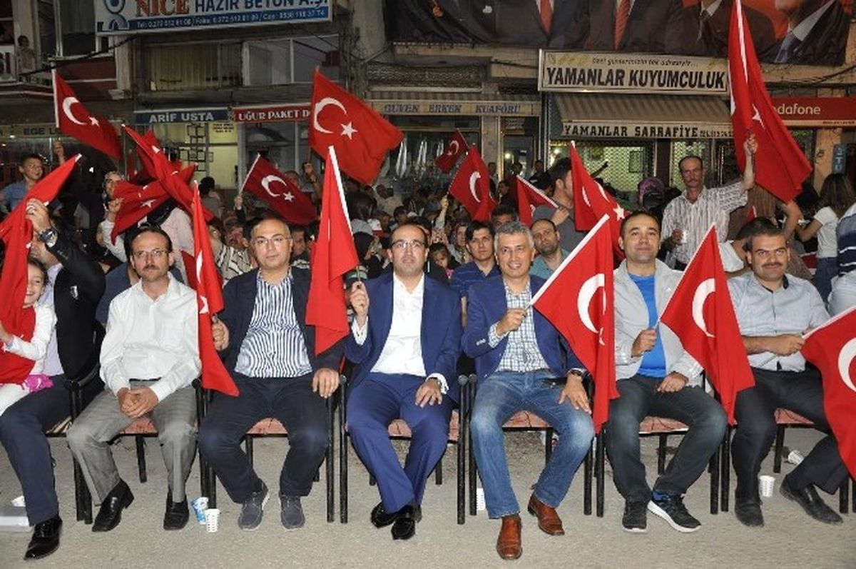 Sandıklı\'da Demokrasi Nöbetleri Devam Ediyor