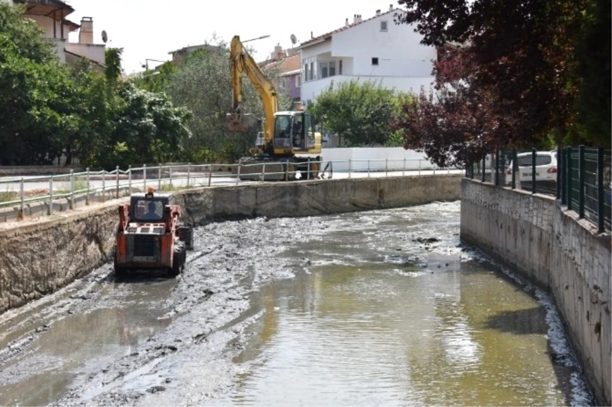 Süleymanpaşa Belediyesi Değirmenaltı Deresini Temizliyor
