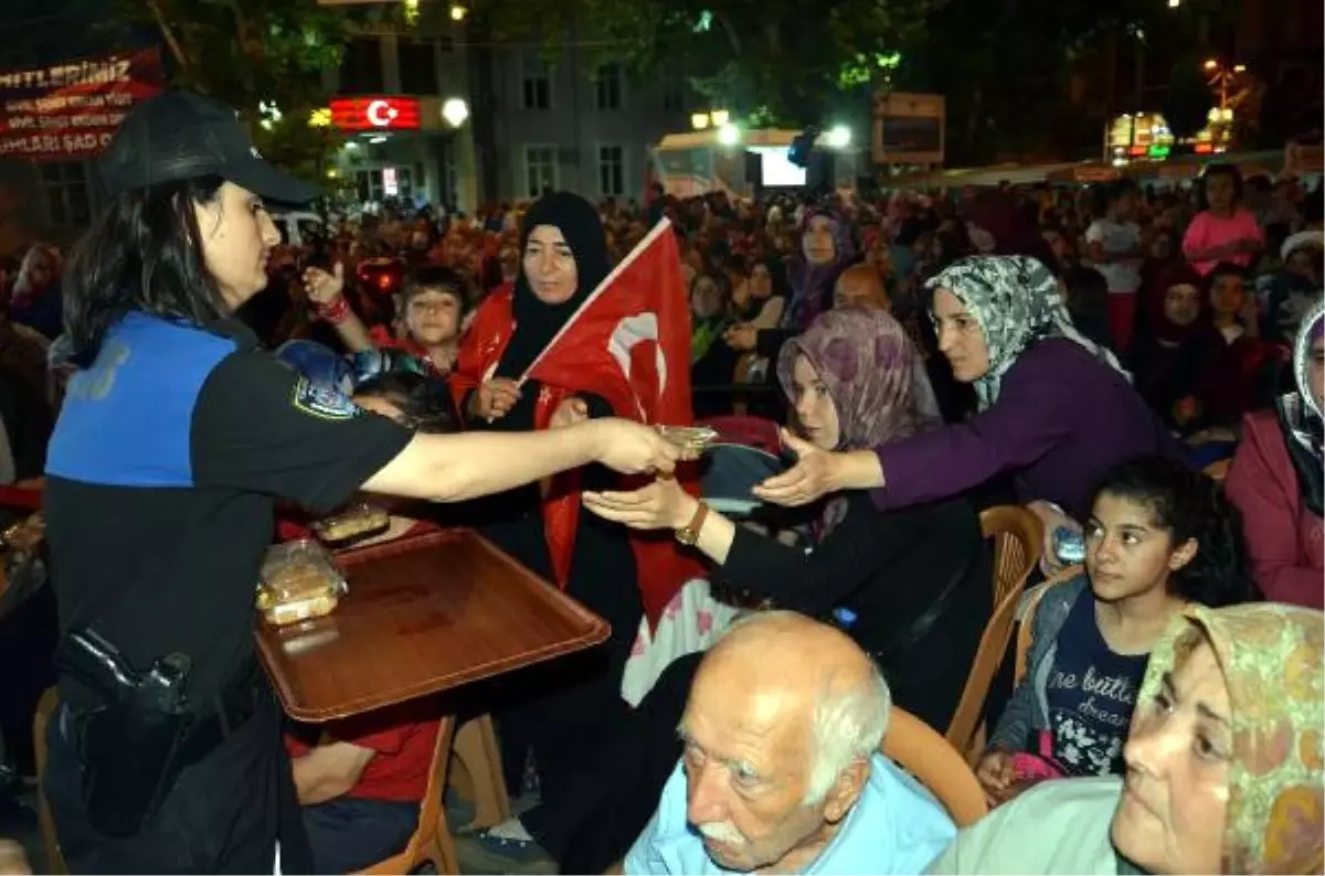 Tokat\'ta Demokrasi Şehitleri İçin Helva Dağıtıldı