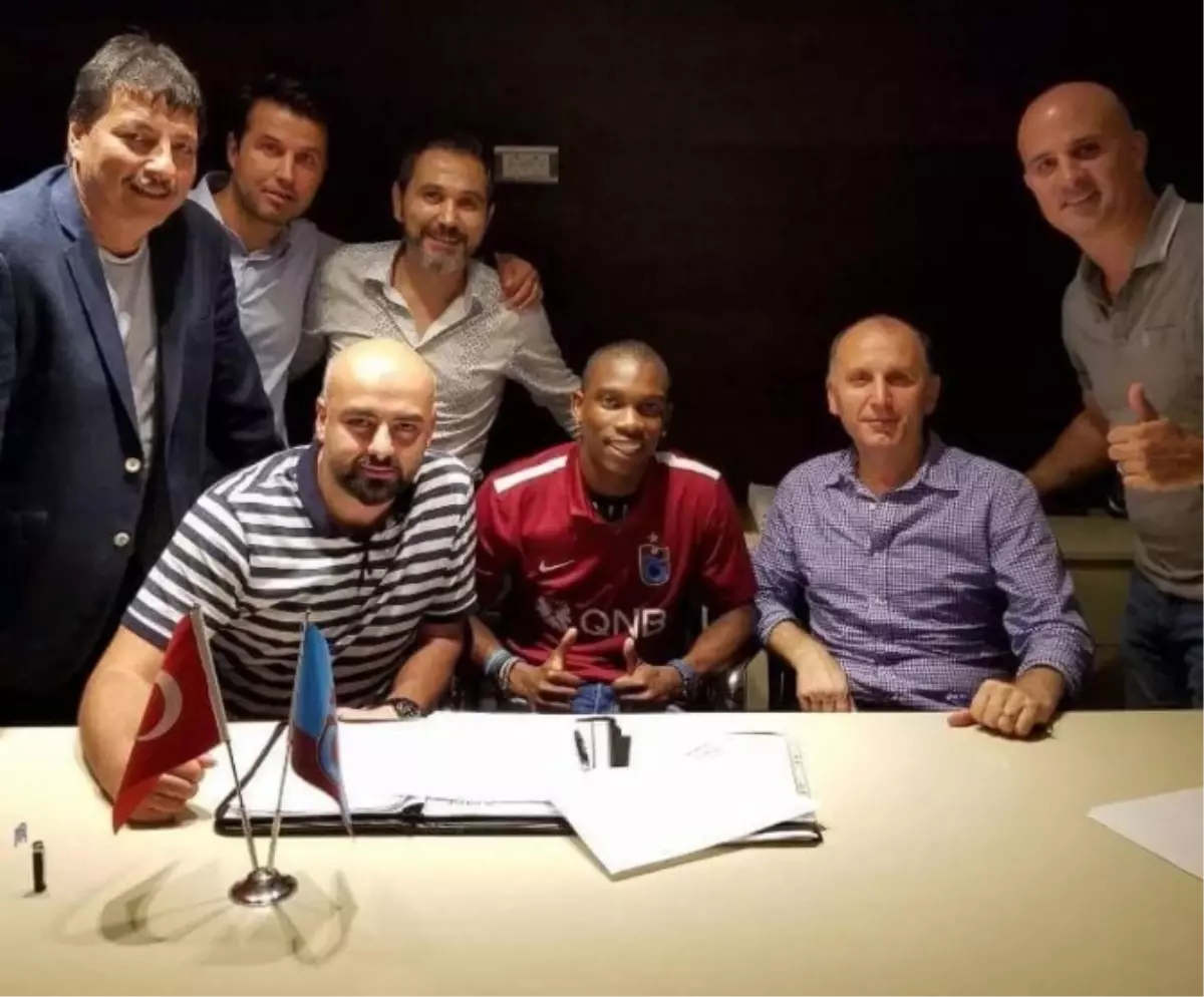 Trabzonspor Fabian Castillo\'ya İmzayı Attırdı