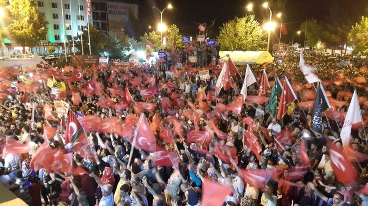 Adıyaman\'da Demokrasi Nöbeti İl ve İlçelerde Sürüyor