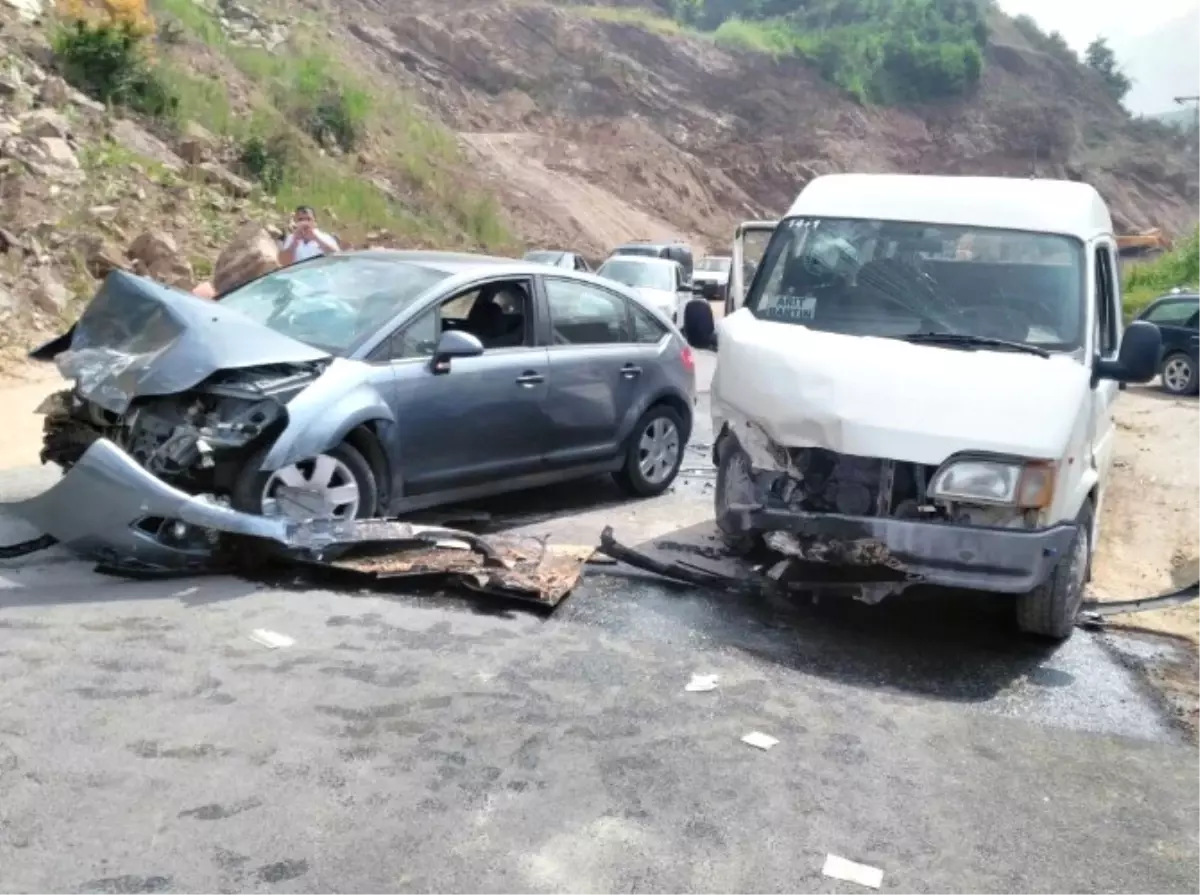 Bartın\'da Otomobil ile Minibüs Çarpıştı: 7 Yaralı