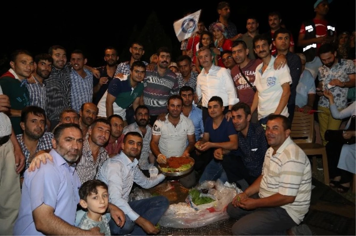 Belediye Başkanı Tahmazoğlu Demokrasi Nöbetinde