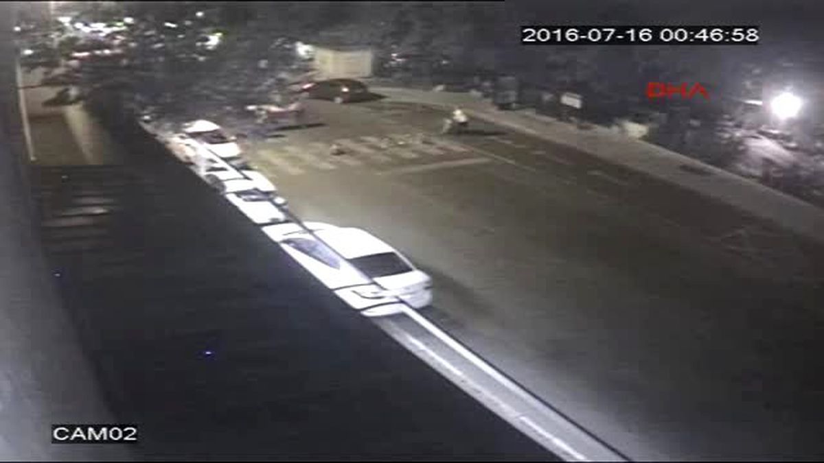 Çengelköy\'de Darbeci Askerlerin Kurşun Yağdırması Kamerada