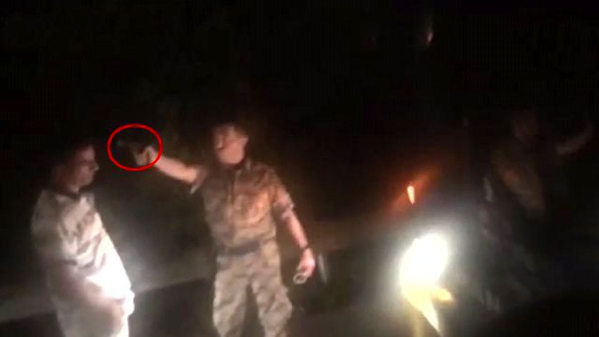 Darbeci Asker, Otobüsün İlerlemesini Engelleyen Vatandaşı Böyle Vurdu