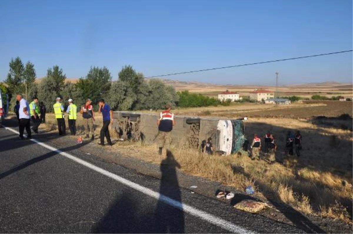 Elazığ\'da Yolcu Otobüsü Devrildi, 17 Kişi Yaralandı