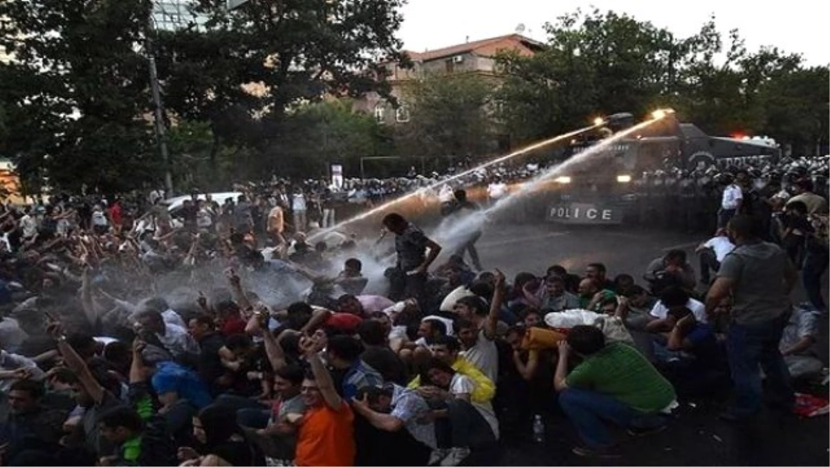 Ermenistan\'da Protestocular Polisle Çatıştı