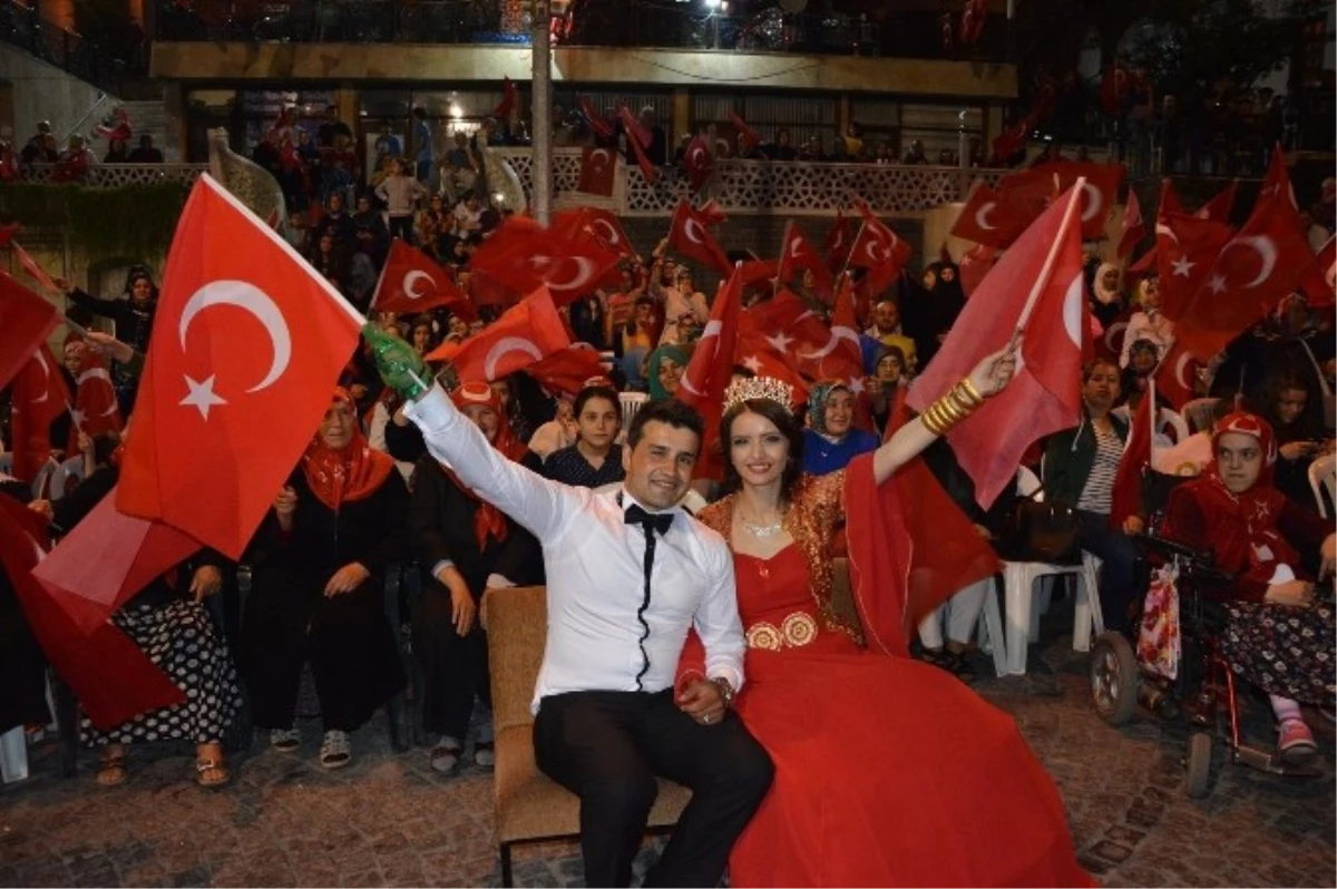 Gelin ve Damattan Türk Bayraklı Demokrasi Nöbeti