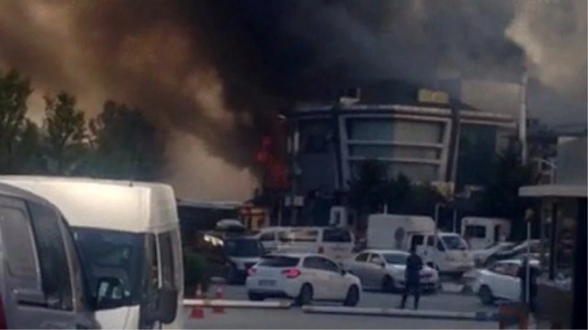 İstanbul\'da Korkutan Yangın! Alevler Gece Kulübüne Sıçradı