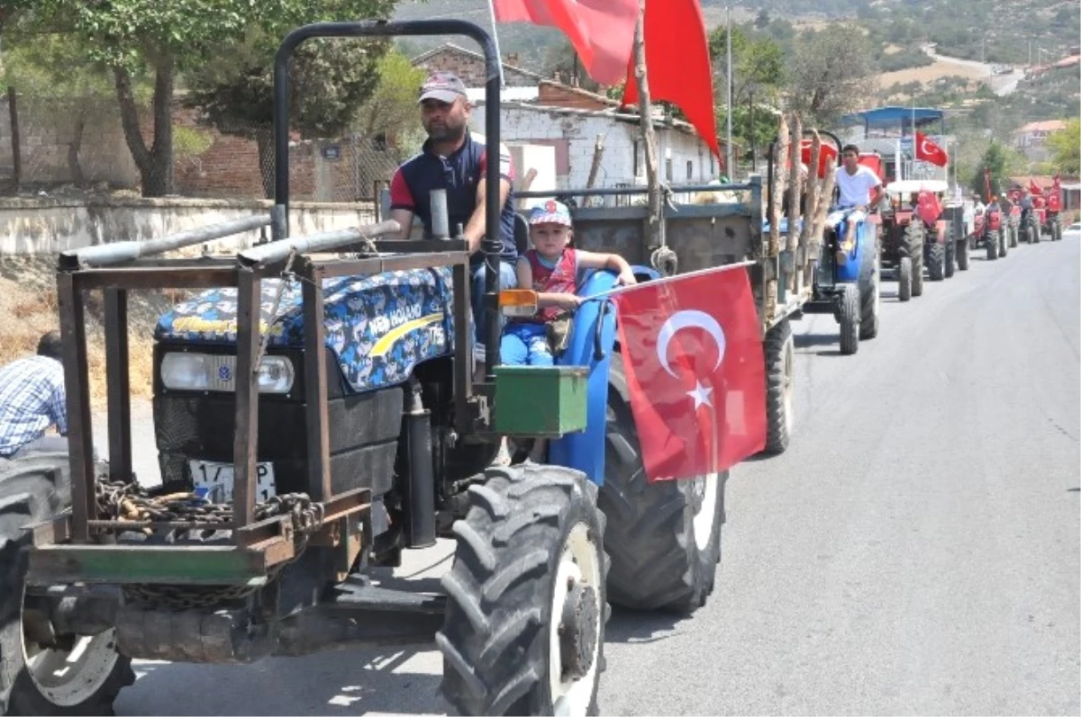 İzmir\'de Demokrasi İçin Çiftçiler Traktörleri ile Konvoy Yaptı