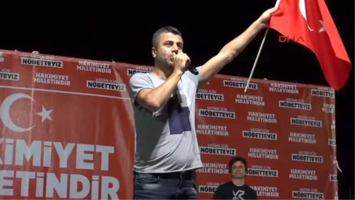 İzmit\'te Demokrasi Nöbeti\'ne Şarkıcılardan Destek 2