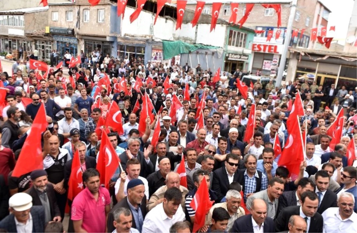 Karayazı İstiklal Yürüyüşü ve Demokrasi Mitingiyle Coştu