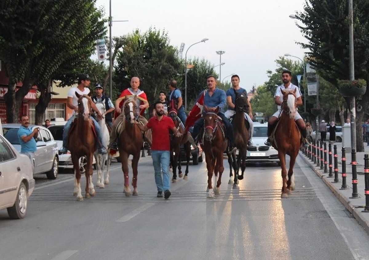 Konya\'da Atlı Yürüyüş