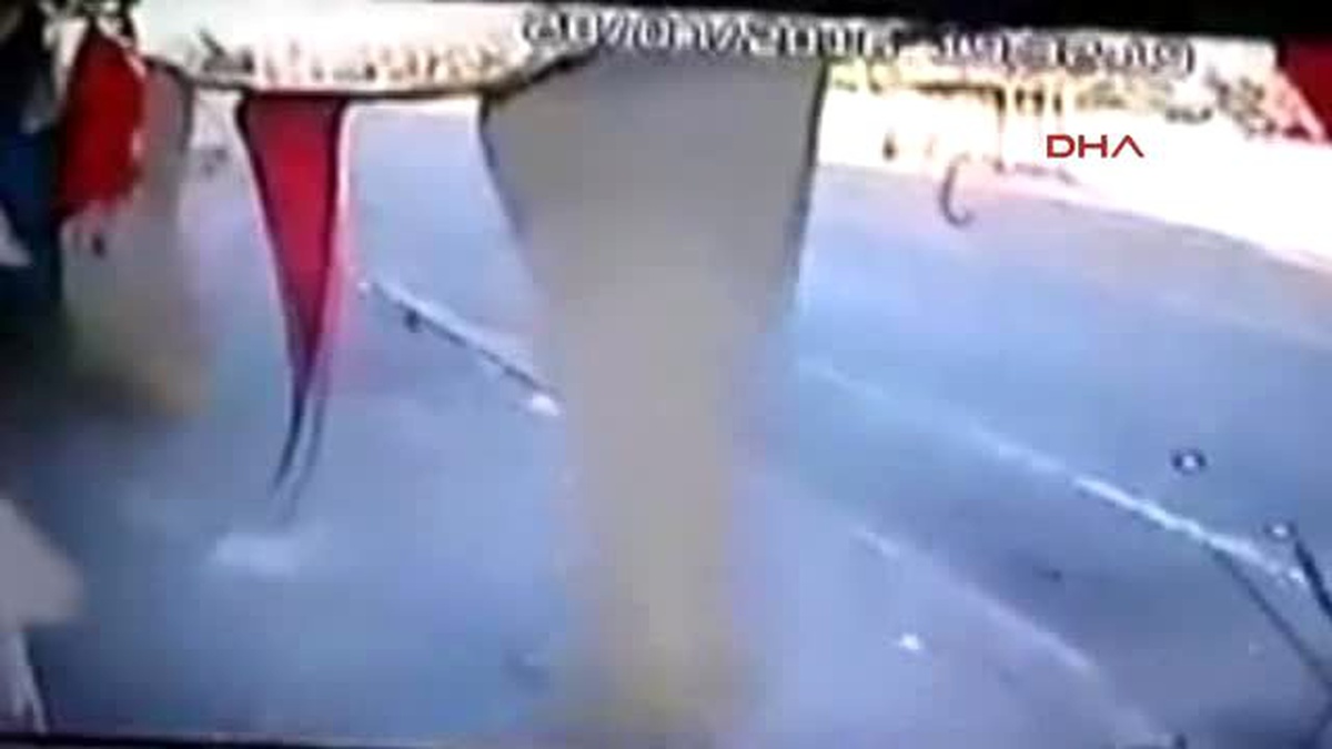 Konya - Otomobilin Altında Kalmaktan Son Anda Kurtuldu