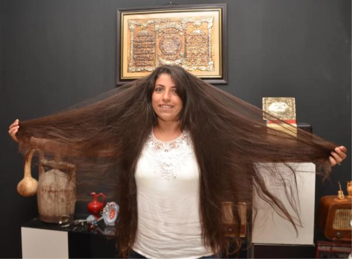 Lösemili Çocuklar İçin 10 Yıldır Uzattığı Saçını Kestirdi