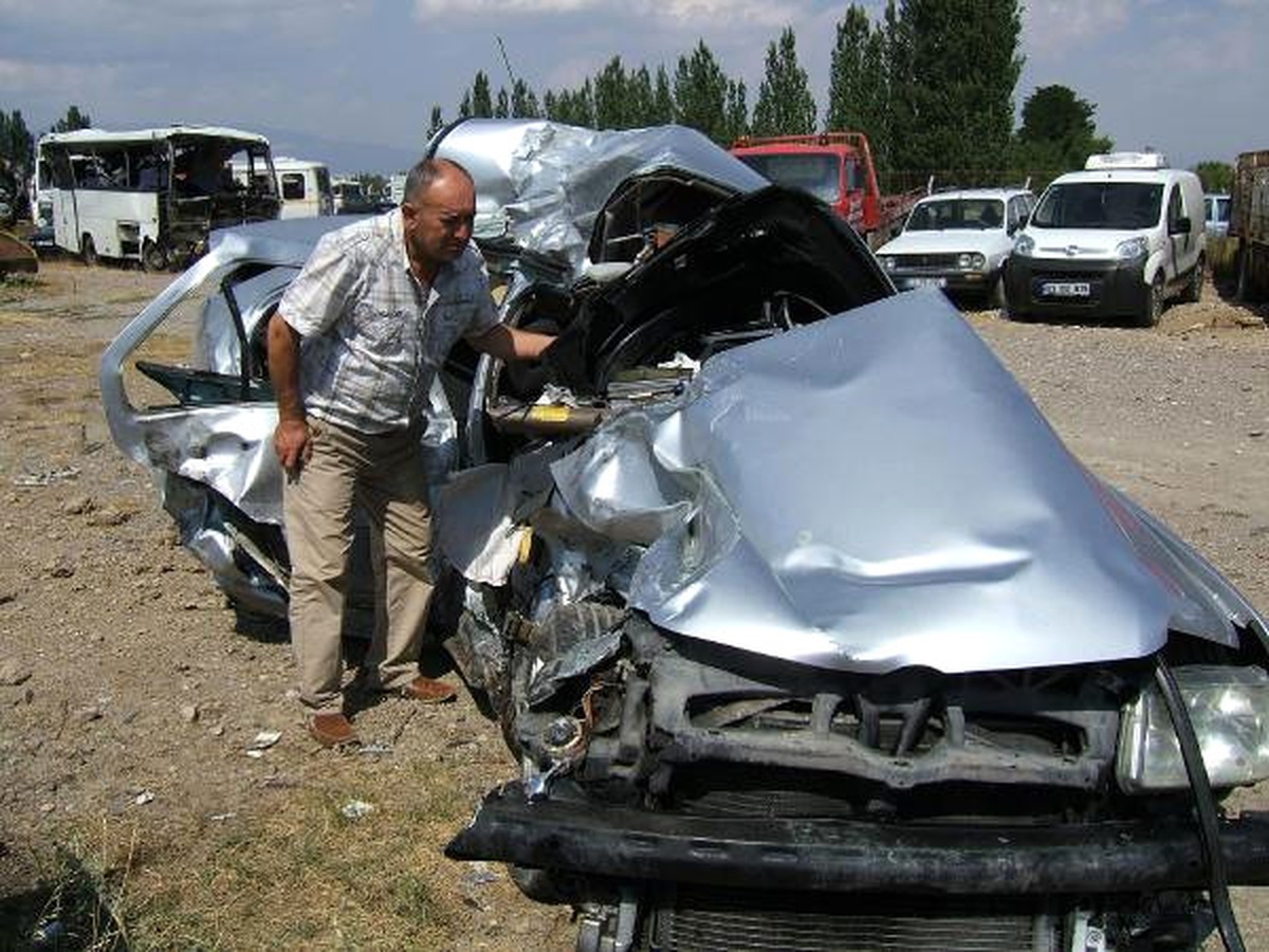 Otomobille Tır Kafa Kafaya Çarpıştı: 4 Ölü