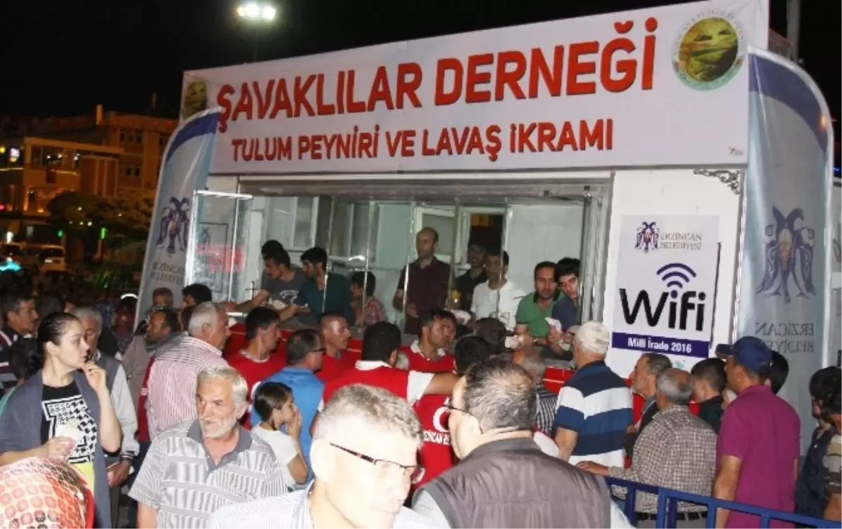 Şavaklılar Derneği\'nden Demokrasi Nöbetine Destek