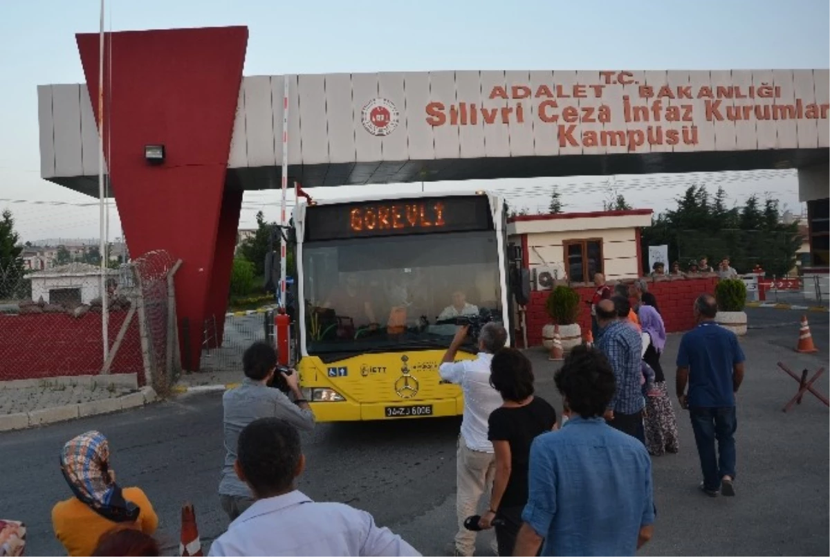 Silivri Cezaevi\'ndeki Erler Otobüslerle Birliklerine Gönderildi