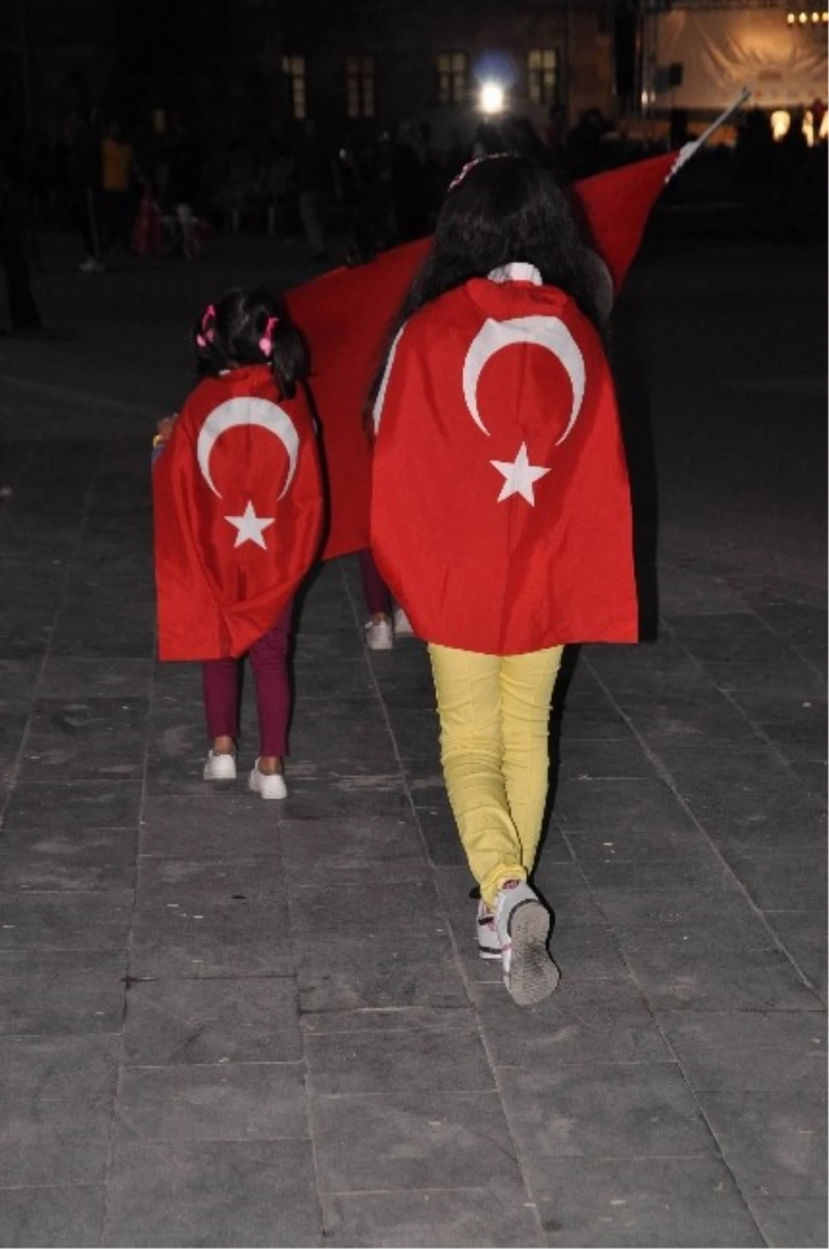 Sivas\'ta Fetö\'ye Karşı Vatandaşların Demokrasi Nöbeti Sürüyor