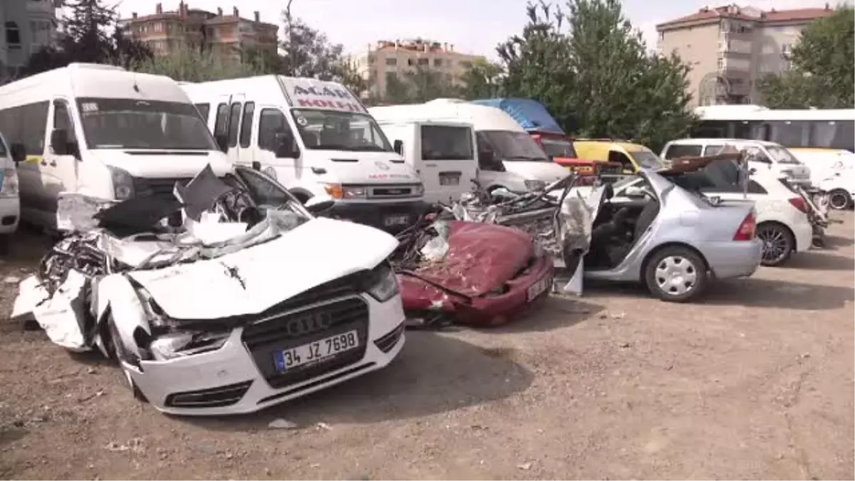 Tankların Ezdiği Araçlar Emniyet Otoparkında