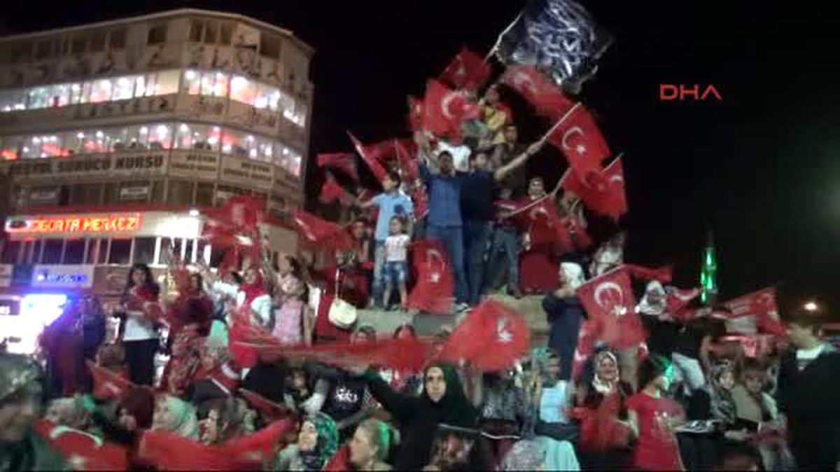 Van\'da Demokrasi Şehitleri İçin Kürtçe Şarkılı Anma