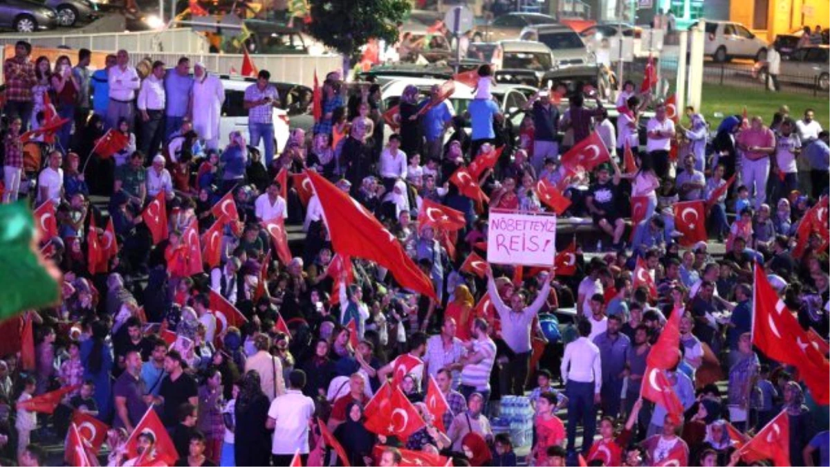 Zeytinburnu Demokrasi Nöbetine Devam Ediyor