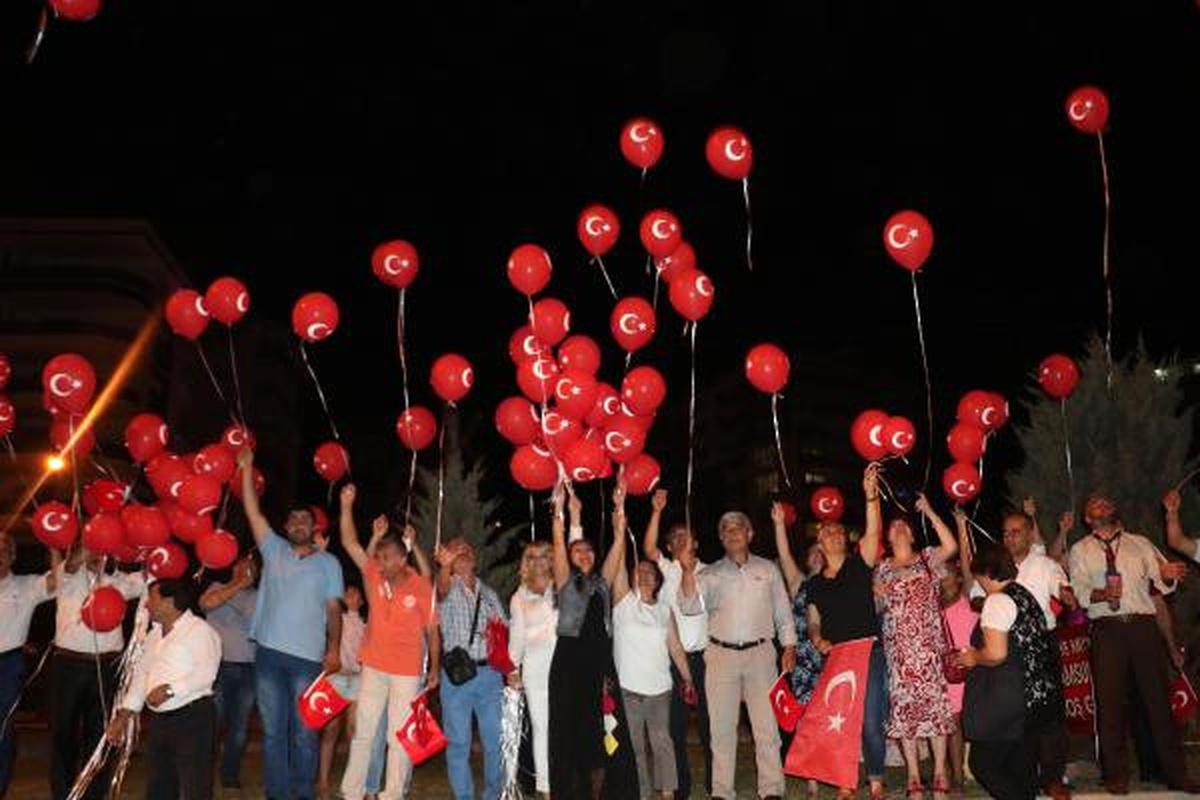 81 İlden Muhtarlar Gökyüzüne Demokrasi Balonu Bıraktı