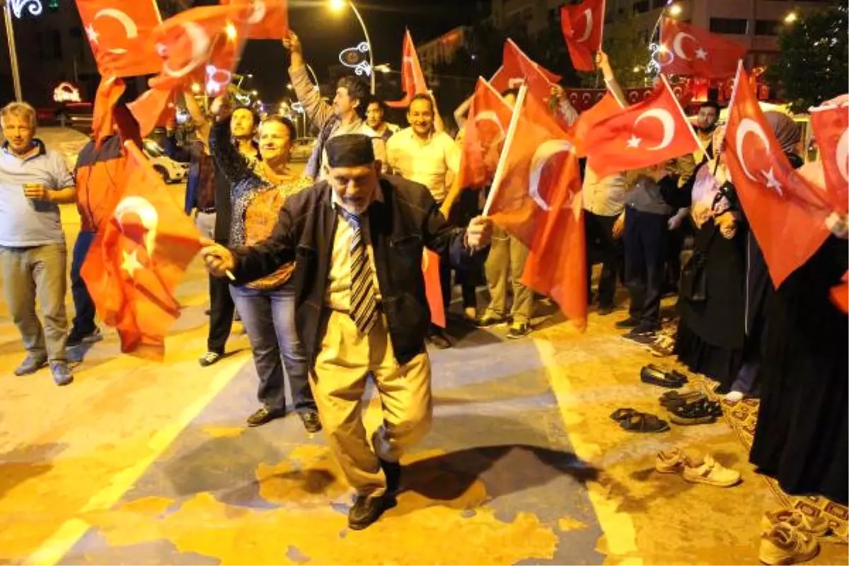 82 Yaşında Her Gece \'Demokrasi Nöbeti\'nde