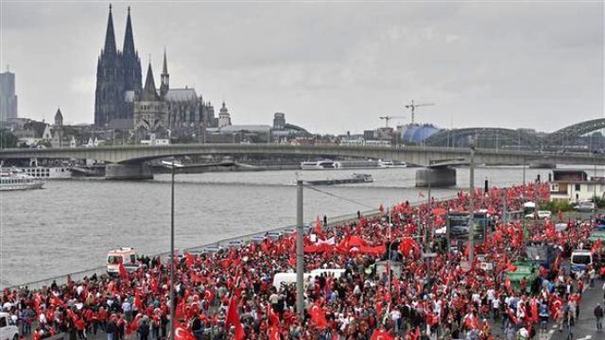 Avrupa'daki Türkler 15 Temmuz Darbe Girişimi Protesto Etmek İçin Köln'de Toplandı
