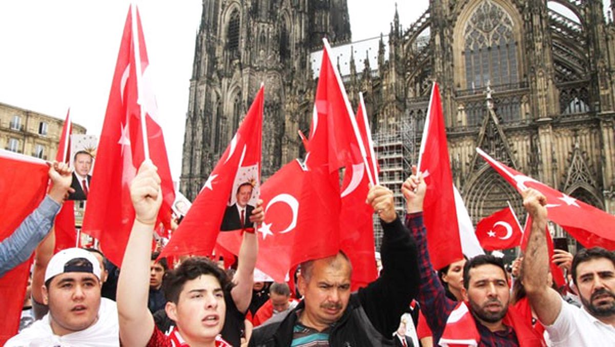 Avrupalı Türkler, Akın Akın Köln\'e Geliyor