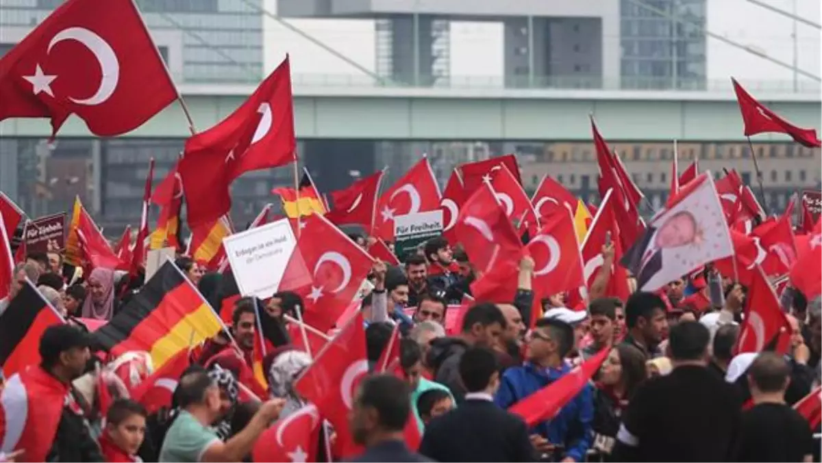 Avrupalı Türklerden Köln\'de Demokrasi Mitingi