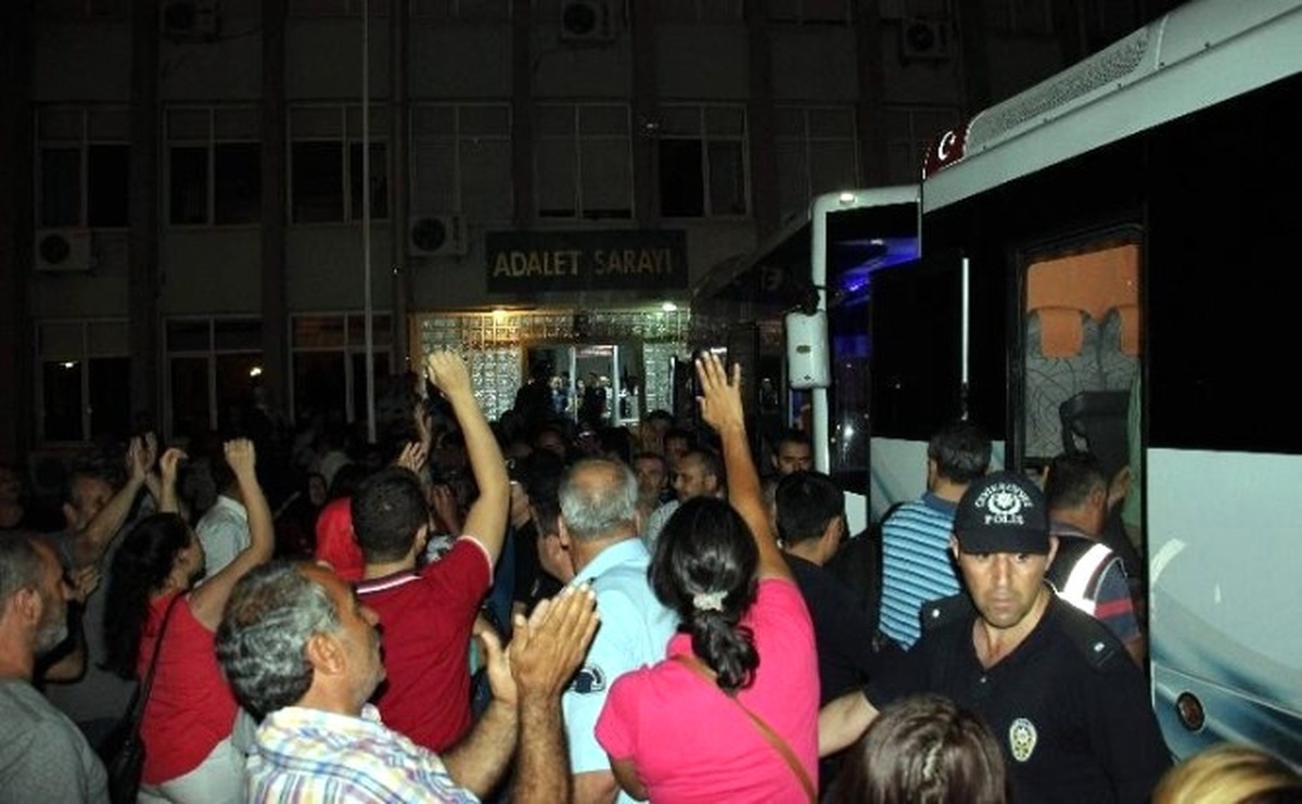 Aydın\'da 61 Polis ve 52 Kamu Görevlisi Tutuklandı