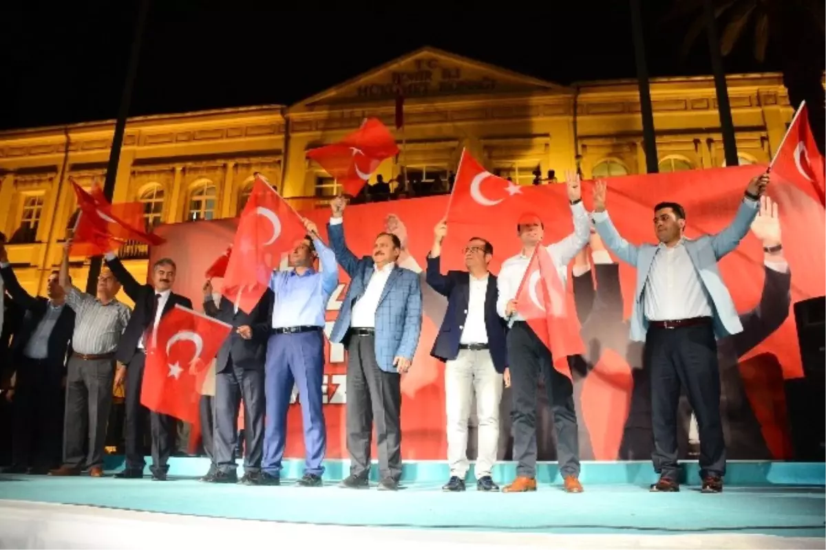 Bakan Eroğlu İzmirlilerle Demokrasi Nöbetinde