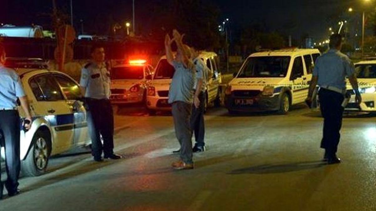 Ceza Yazan Polise 'Hepiniz FETÖ'cüsünüz' Diye Bağırıp Yumruk Attı