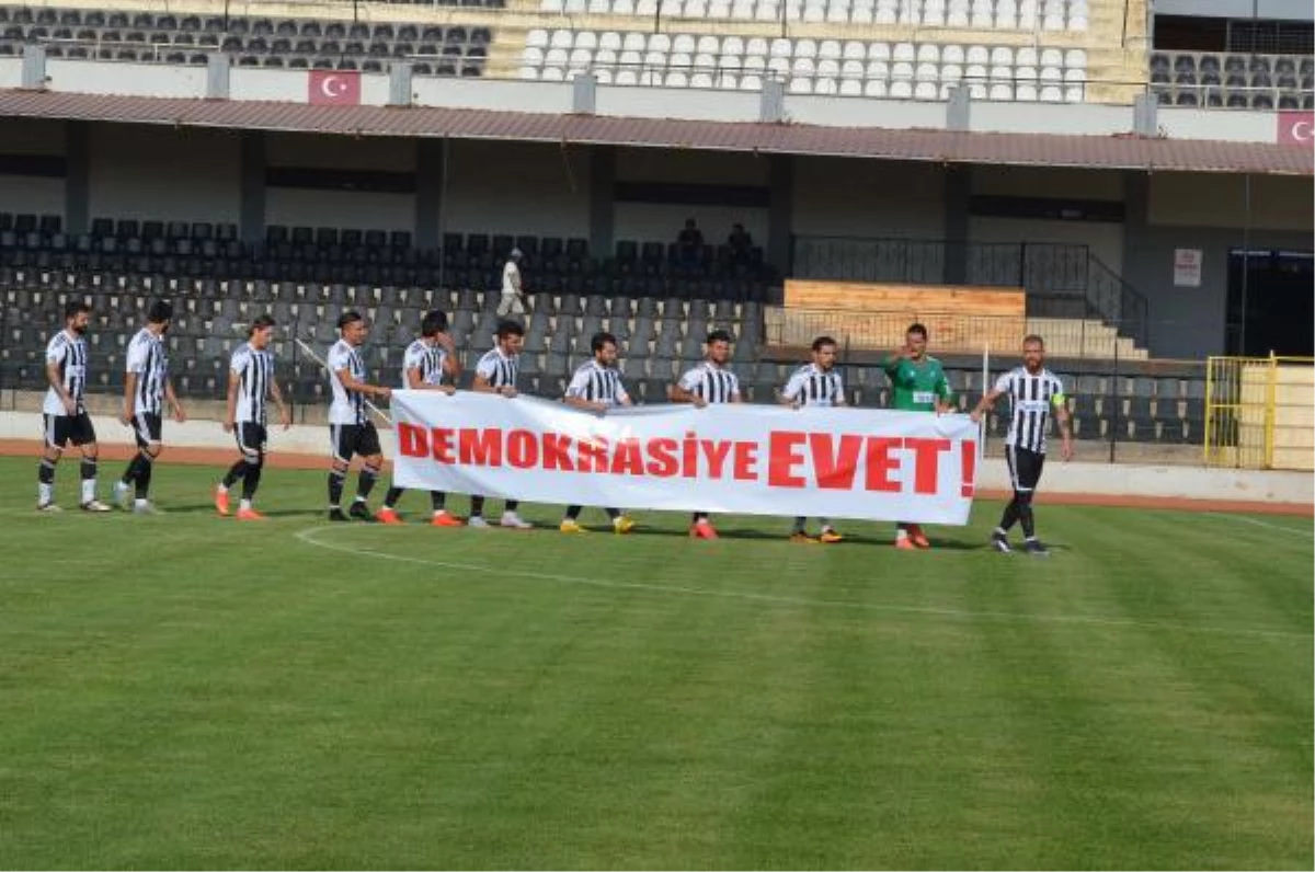 Futbolcu ve Taraftarlardan Darbe Karşıtı Pankartlar