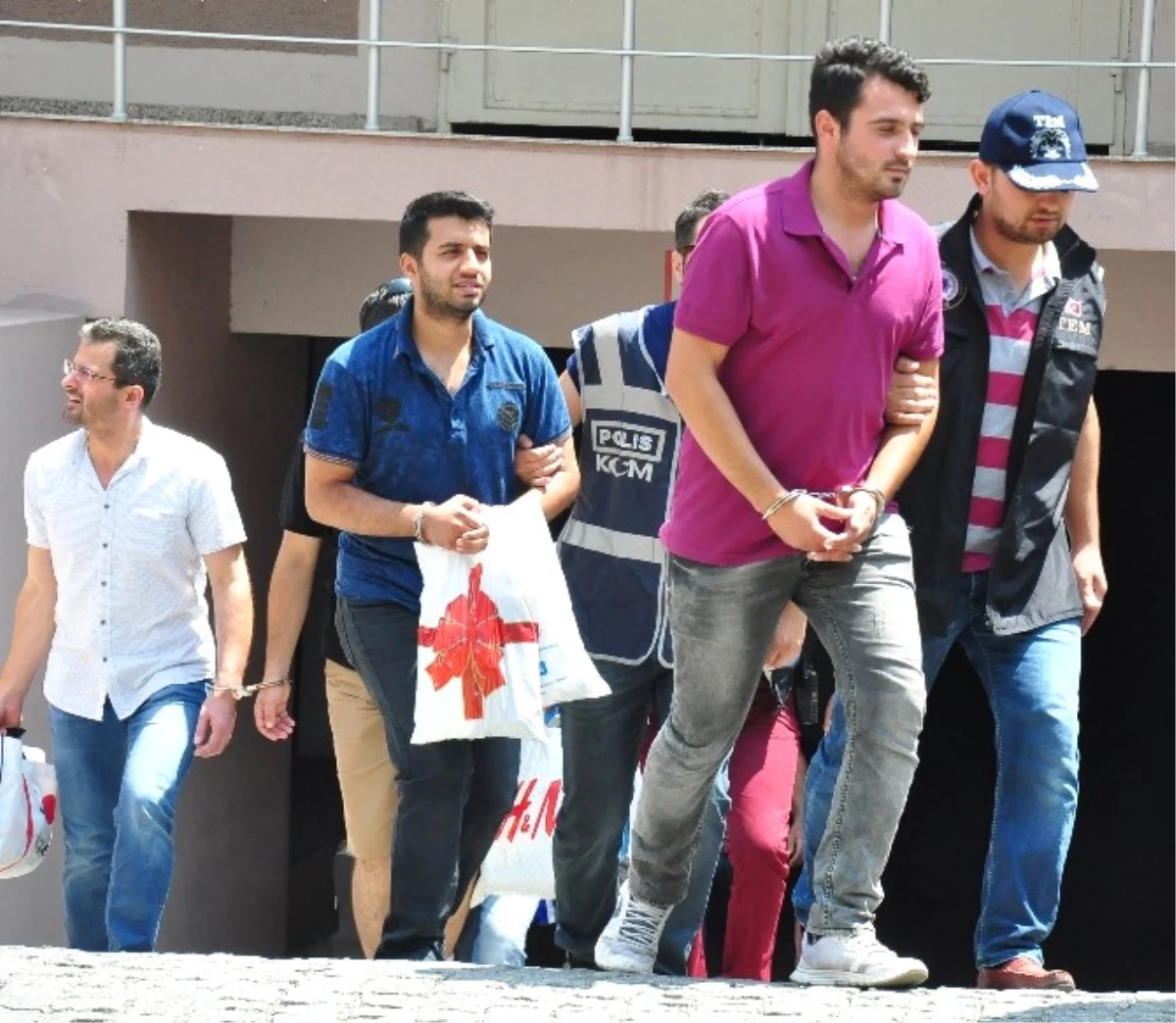 İzmir\'de 25 Kişi Adliyeye Sevk Edildi
