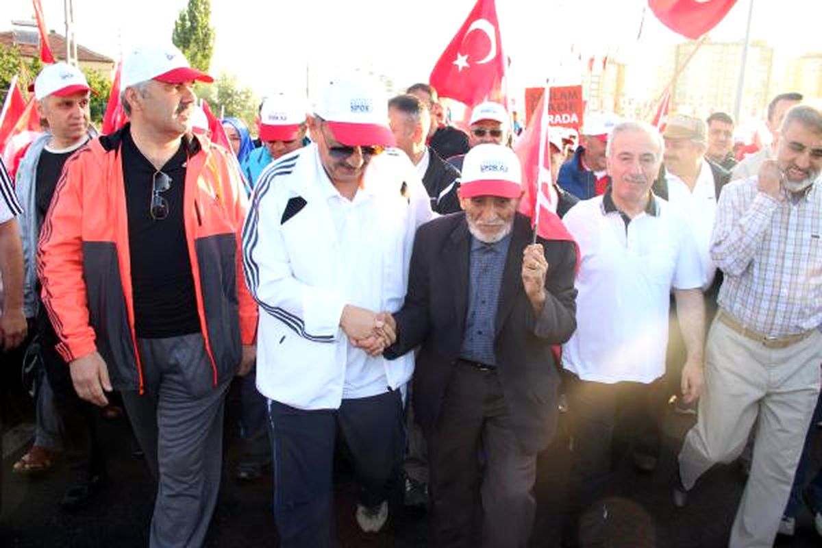 Kayseri\'de 06.30\'da \'Milli İrade\' Yürüyüşü Yapıldı