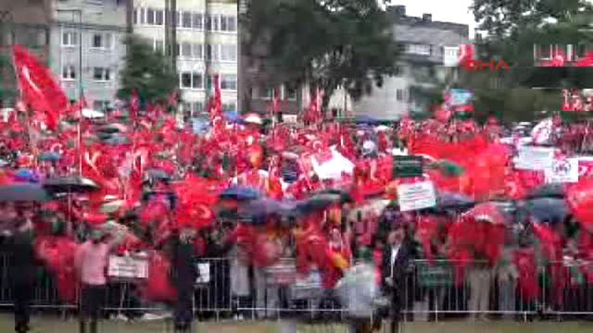 Köln\'de Demokrasi Mitingi Coşkusuna, Sağanak Yağmur Bile Engel Olamadı