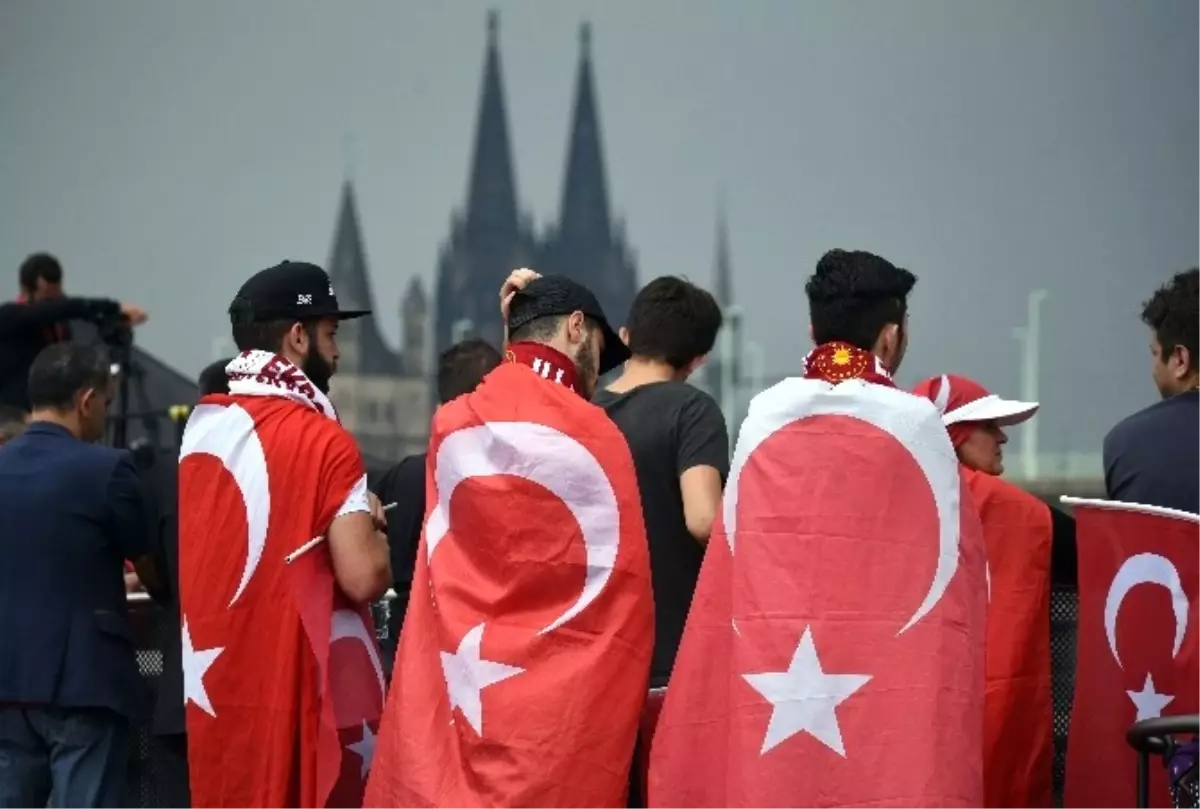 Köln\'deki Mitingde Cumhurbaşkanı Erdoğan\'ın Mesajı Yazılı Olarak Okundu