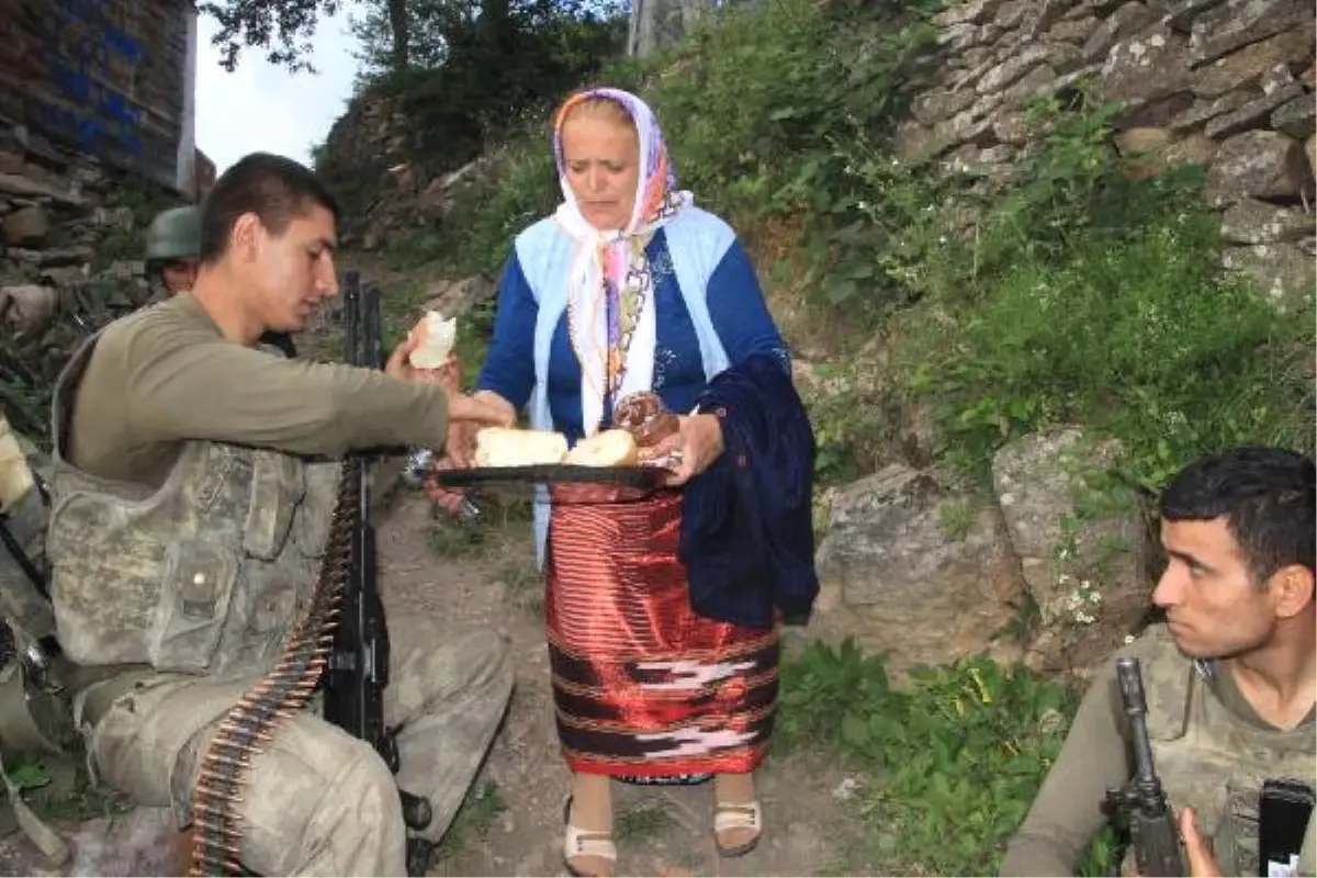 Ordu\'da PKK\'lı Teröristlere Operasyona Çıkan Askerlere Köylüler Yemek İkram Etti