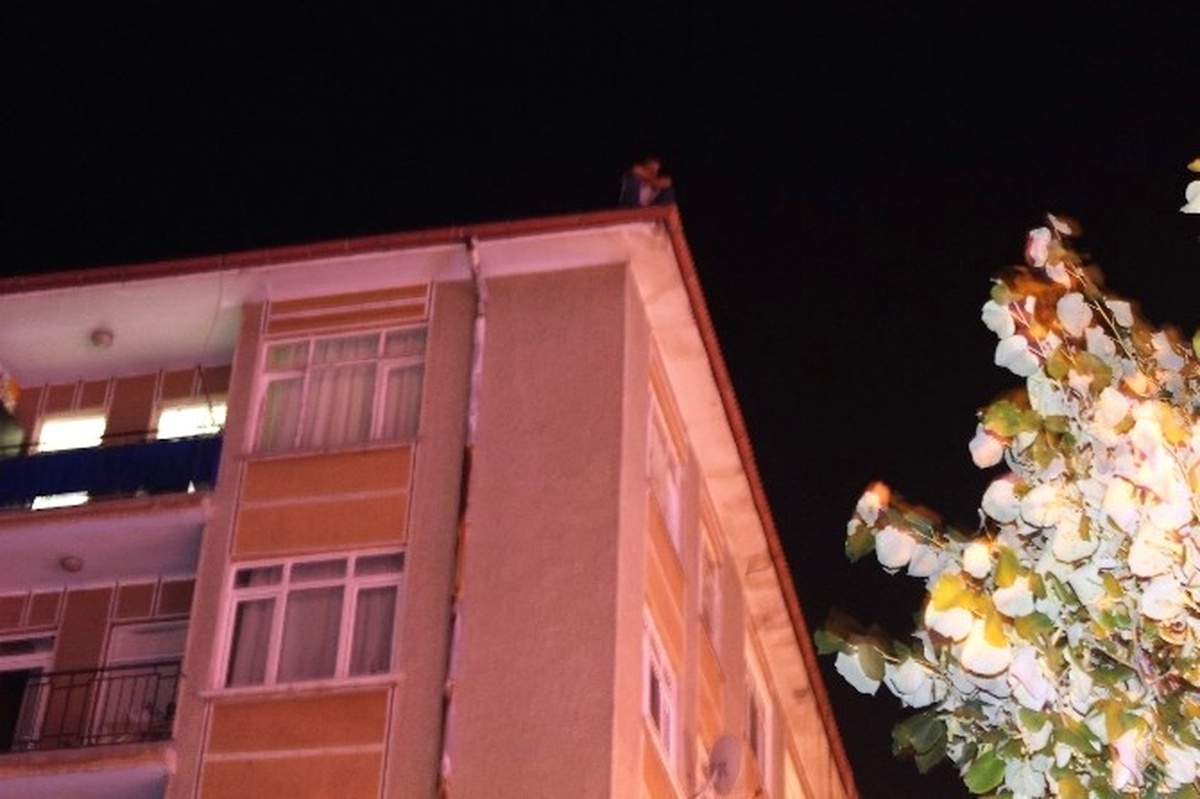 Polis, Arabuluculuk Yaparak İntihar Etmek İsteyen Kişiyi Çatıdan Aldı
