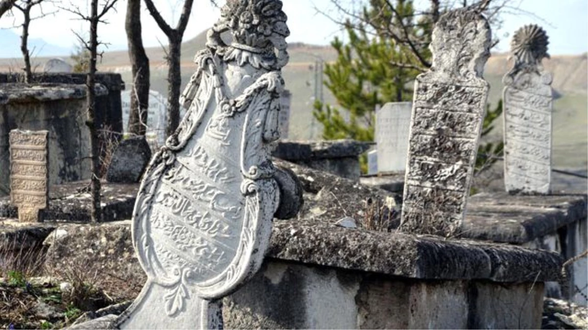 Tarihi Mezar Taşlarında "Karekod" Dönemi Başlıyor