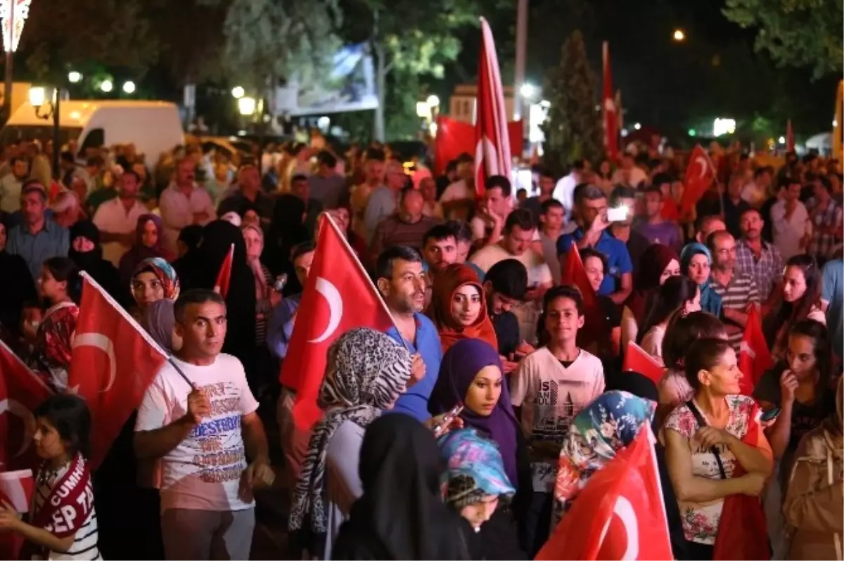 Topçu Nöbet Tutan Vatandaşlara Seslendi