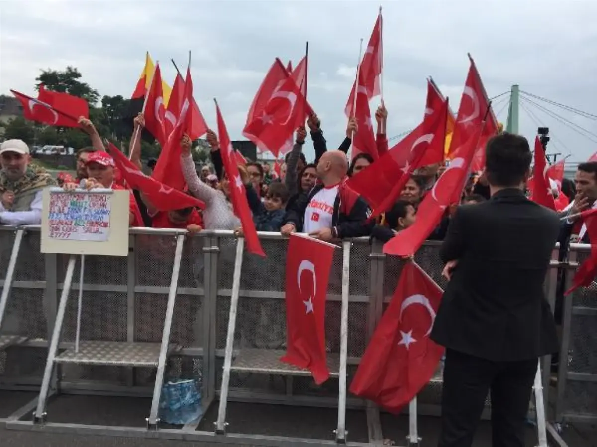 Türkler Köln\'de Darbeye Karşı Demokrasi Mitingi İçin Toplanmaya Başladılar