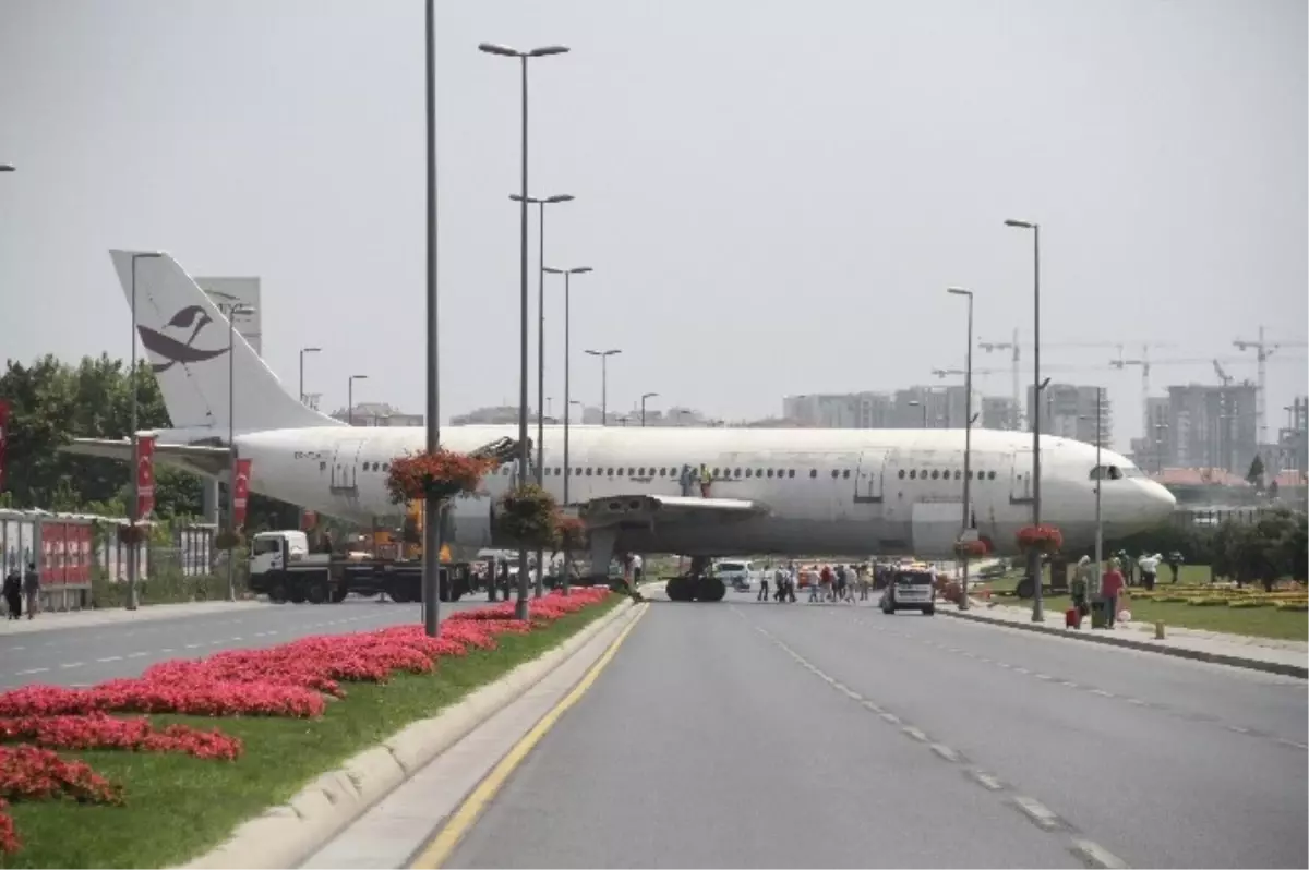 Uçak Çekildi, Yol Trafiğe Açıldı