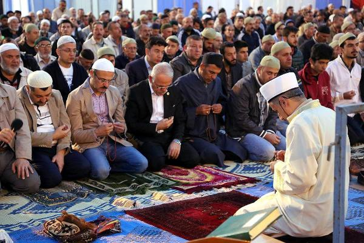 Yozgat Cumhuriyet Meydanı\'nda Sabah Namazı Kılındı