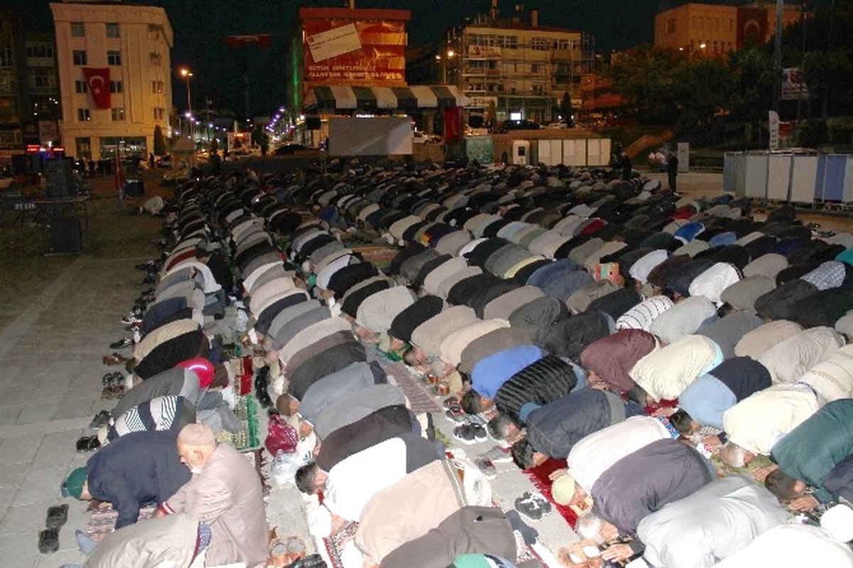 Yozgat\'ta 3 Bin Kişi Cumhuriyet Meydanında Sabah Namazı Kıldı.