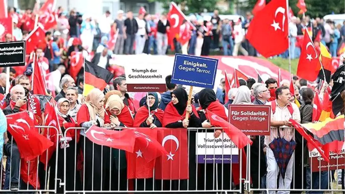 Almanya\'da Darbeye Karşı Demokrasi Mitingi Tartışması